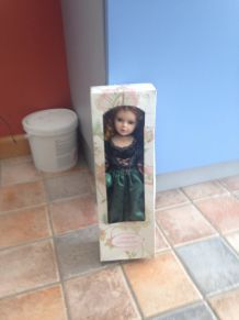 Poupée en porcelaine 