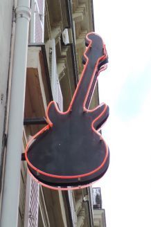 Enseigne lumineuse en forme de guitare