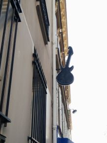 Enseigne lumineuse en forme de guitare