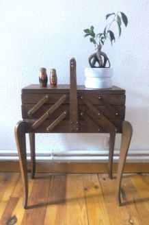 Jolie travailleuse en bois - vintage
