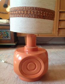 lampe de sol en céramique orange saumoné et abat-jour XXL en tissu