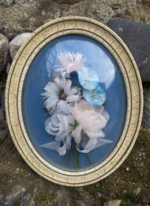 Joli cadre reliquaire bombé ovale - ancien