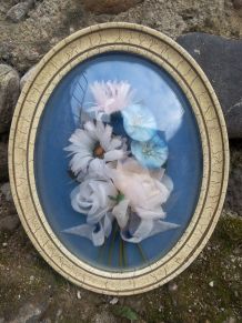 Joli cadre reliquaire bombé ovale - ancien