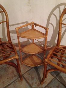 Chaises en rotin et déserte 