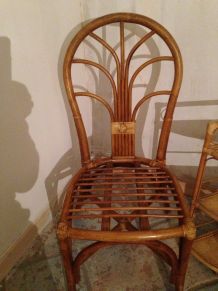Chaises en rotin et déserte 