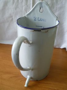 Fontaine à eau ancienne en tôle émaillée