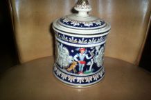 pot a tabac en céramique décor en relief 