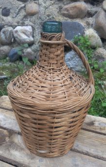 Dame jeanne dans son support en osier tréssé