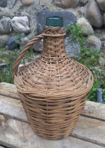 Dame jeanne dans son support en osier tréssé