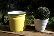 Pot à bouillir le lait en tôle émaillée jaune - vintage