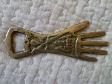 Décapsuleur vintage en forme de main