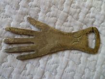 Décapsuleur vintage en forme de main