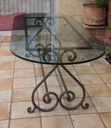 Grande table ovale de jardin avec plateau de verre