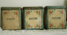 Série de 3 Boîtes anciennes en tôle peinte Sucre, Farine, Café