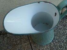 Broc à eau ancien en métal émaillé , vintage