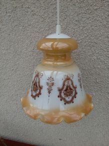 Suspension en verre blanc opaline, décoré couleur caramel doré irisé à motifs de couleur brun marron