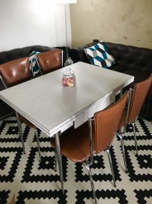 Tables en formica avec 4 chaises 