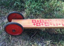 Ancienne trottinette en bois à 3 roues en métal rouge