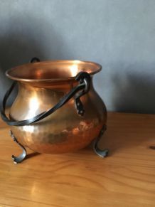 Chaudron en cuivre rouge martelé