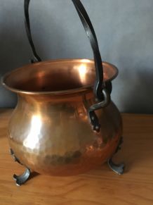 Chaudron en cuivre rouge martelé