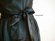 Robe col bateau en taffetas bleu dos décolleté vintage 50's