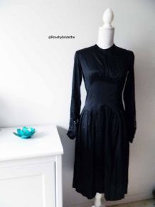 Robe en satin noir empiècement en dentelle vintage 30's
