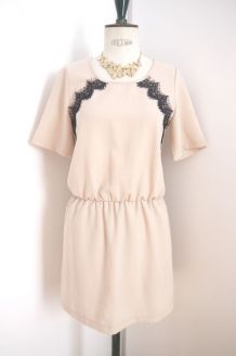 Robe rose beige dos nu en dentelle noire