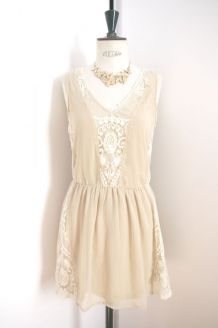 Robe neuve en dentelle de couleur beige style bohème