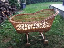 Beceau en osier a roulette 