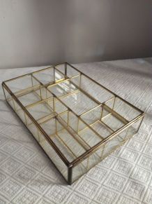 Grande boîte à bijoux en laiton et verre ancien