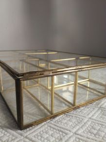 Grande boîte à bijoux en laiton et verre ancien