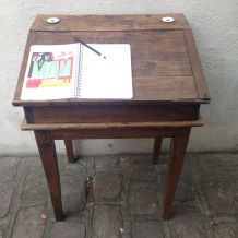 Pupitre d'écolier avec jolie patine