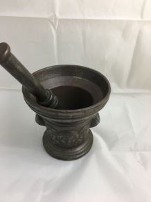 BEAU MORTIER EN FONTE AVEC ANGE