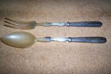 ANCIEN SERVICE A SALADE CORNE VACHETTE et métal argenté relief 