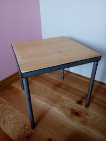 Petite table basse carrée ou bout de canapé, en métal et bois, de style industriel
