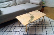 Table basse en marbre rosé et pieds dorés en laiton