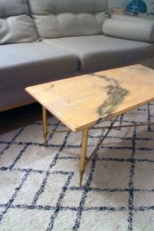 Table basse en marbre rosé et pieds dorés en laiton