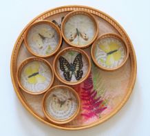 Plateau rond et 6 dessous de verre en bambou avec décor de papillons et de feuillage colorés, véritables ailes de papillons Années 60
