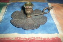 ANCIEN BOUGEOIR DE NUIT A MAIN FEUILLES ET FLEURS EN RELIEF