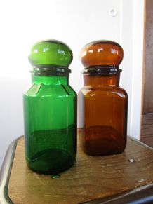 Lot de deux flacons de pharmacie à bouchon boule, vintage, en verre vert et brun