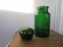 Lot de deux flacons de pharmacie à bouchon boule, vintage, en verre vert et brun