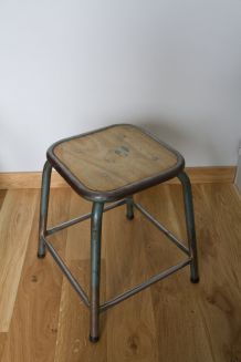 Tabouret d'école ou d'atelier en métal et bois style industriel