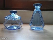 Flacons en verre bleus vintage
