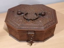 Boîte en fer teinté avec compartiments et plateau
