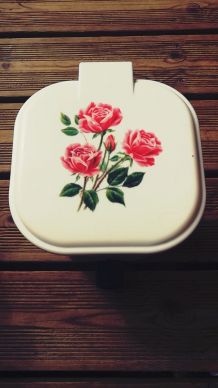 poubelle vintage décor roses à pédale 