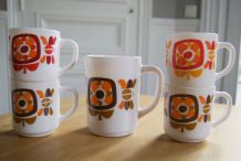 Lot de 4 mugs Mobil Arcopal et pichet 70's