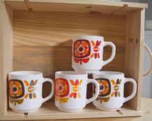 Lot de 4 mugs Mobil Arcopal et pichet 70's