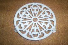 ANCIEN ET BEAU REPOSE PLAT EN FONTE 