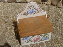 boite a sel  ancienne , porcelaine et bois