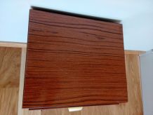 Chevet formica et métal noir dans le style moderniste